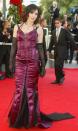 <p>Pour la projection du film “Matrix Reloaded”, la pulpeuse Italienne a choisi une robe bordeaux à l’esprit gothique.(Photo : Gettyimages) </p>