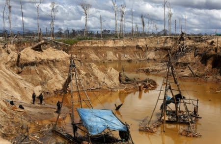 FILE PHOTO: Peruvian police officers take part in an operation to destroy illegal gold mining camps in a zone known as Mega 14, in the southern Amazon region of Madre de Dios, Peru,  July 13, 2015. REUTERS/Janine Costa/File Photo