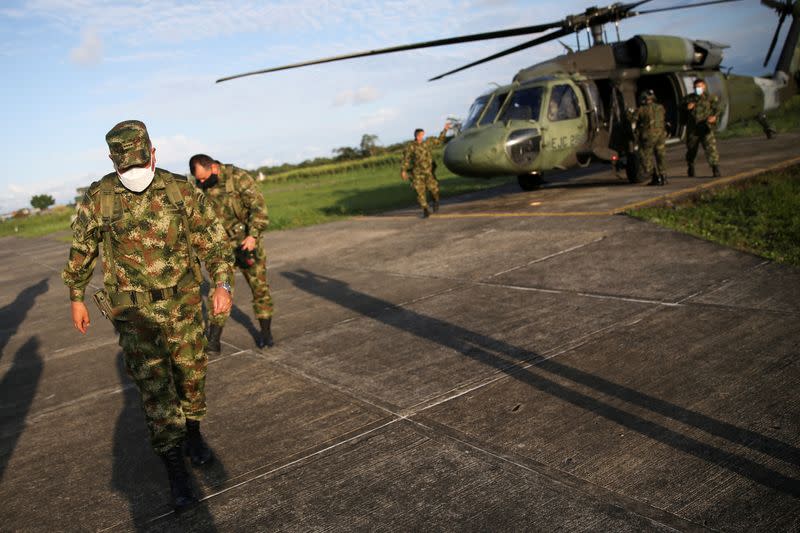 El comandante de las Fuerzas Militares de Colombia, general Luis Fernando Navarro, camina por una pista de aterrizaje después de un sobrevuelo en helicóptero en Tumaco