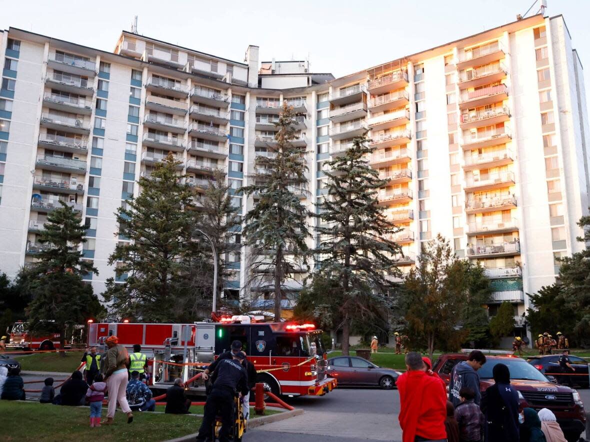 Emergency crews were called to a building on Kingsley Road around 6 p.m. for a two-alarm fire. (Mathieu Wagner/Radio-Canada - image credit)