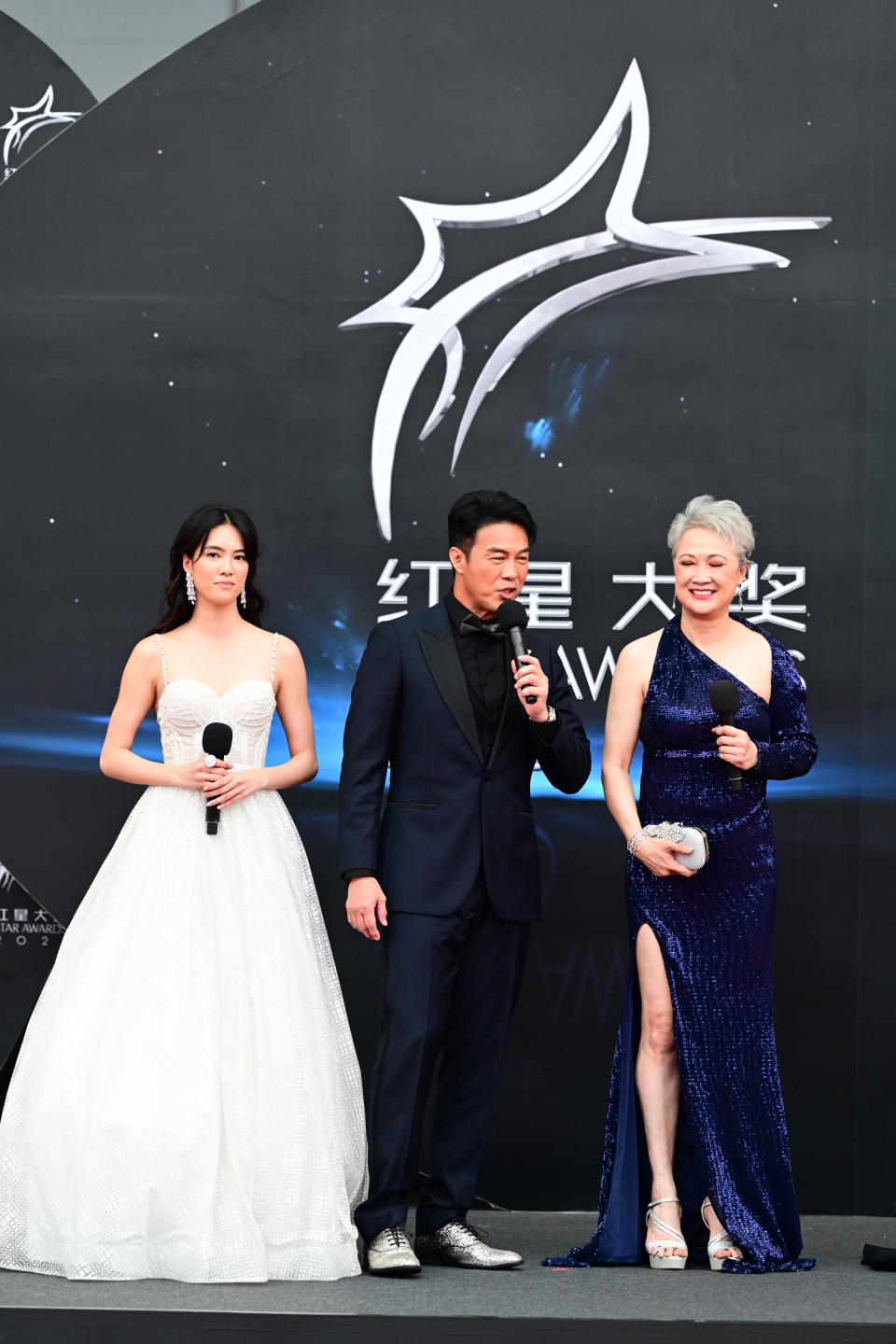 Tay Ying and her parents, Zheng Ge Ping and Hong Hui Fang, at Star Awards held at Changi Airport on 18 April 2021. (Photo: Mediacorp)