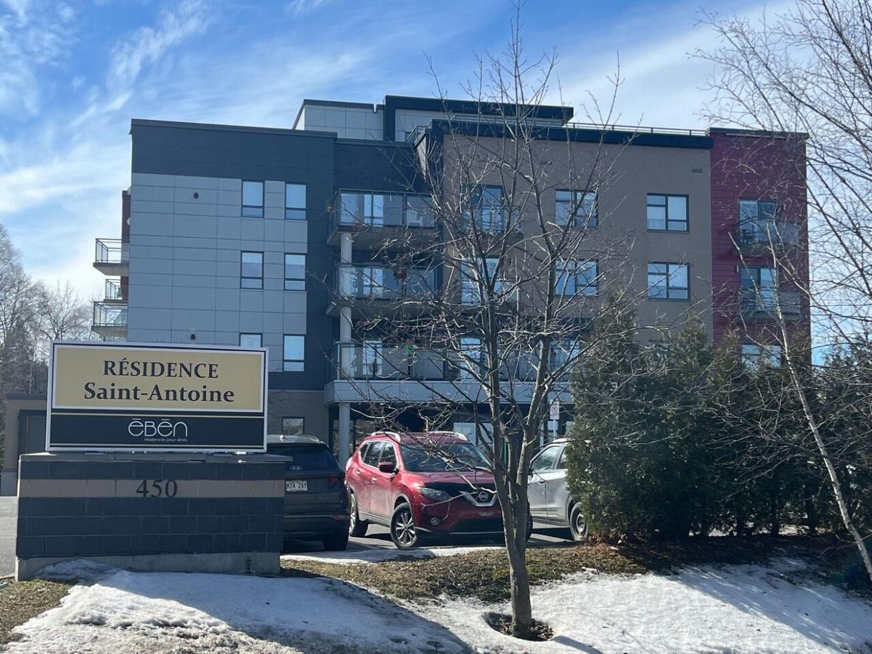 Réjeanne Jean, 79, was found dead on her balcony at the Saint-Antoine residence in Lévis, Que. Her daughter says Jean had been living at the private residence for less than a year.  (Guylaine Bussière/Radio-Canada - image credit)