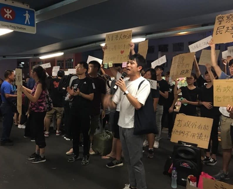 香港民主黨立法會議員鄺俊宇10日晚間遭鎮暴警察用膝蓋壓頭逮捕（鄺俊宇為圖中白衣者）。   圖：翻攝鄺俊宇臉書