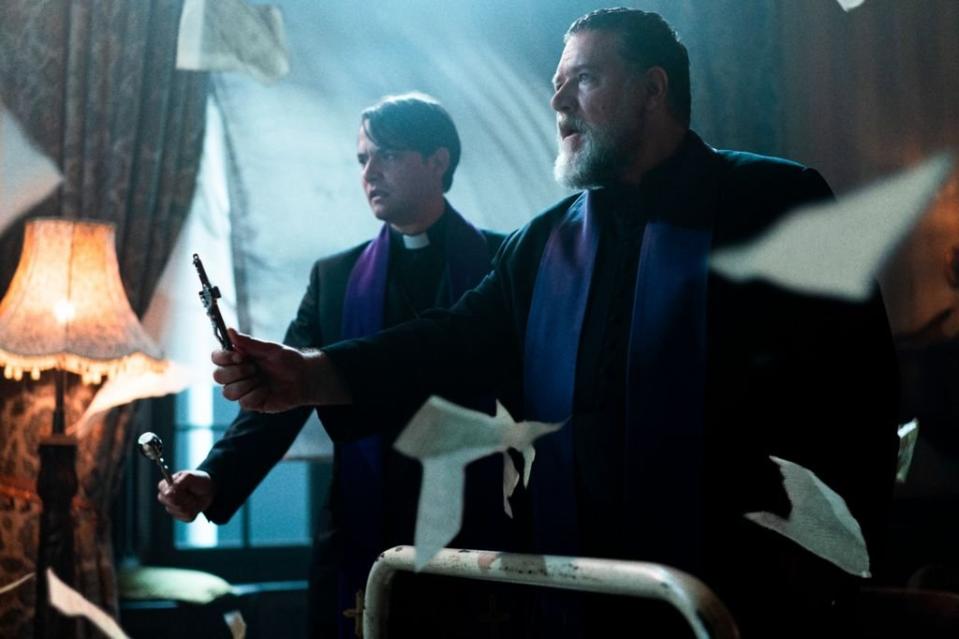 Una escena de &quot;El exorcista del Papa&quot; con Russell Crowe (de barba)