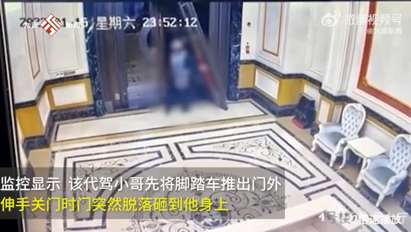 中國一名代駕司機遭到門重壓致死。（圖／翻攝自《九派新聞》）