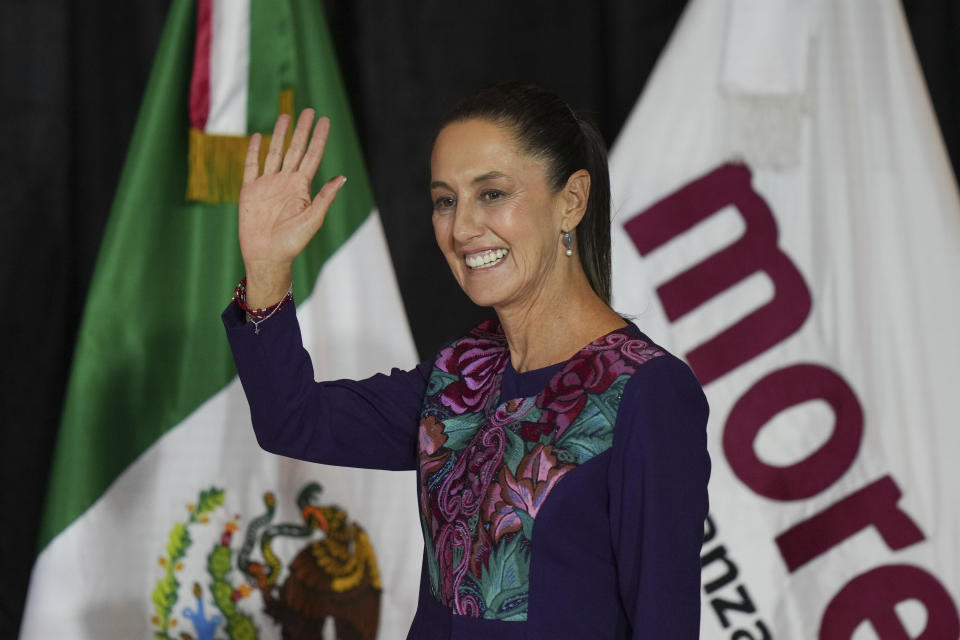 La candidata presidencial del partido gobernante mexicano Claudia Sheinbaum saluda a sus partidarios después de que el Instituto Nacional Electoral anunciara que tenía una ventaja irreversible en las elecciones en la Ciudad de México, la madrugada del lunes 3 de junio de 2024. (AP Foto/Fernando Llano)