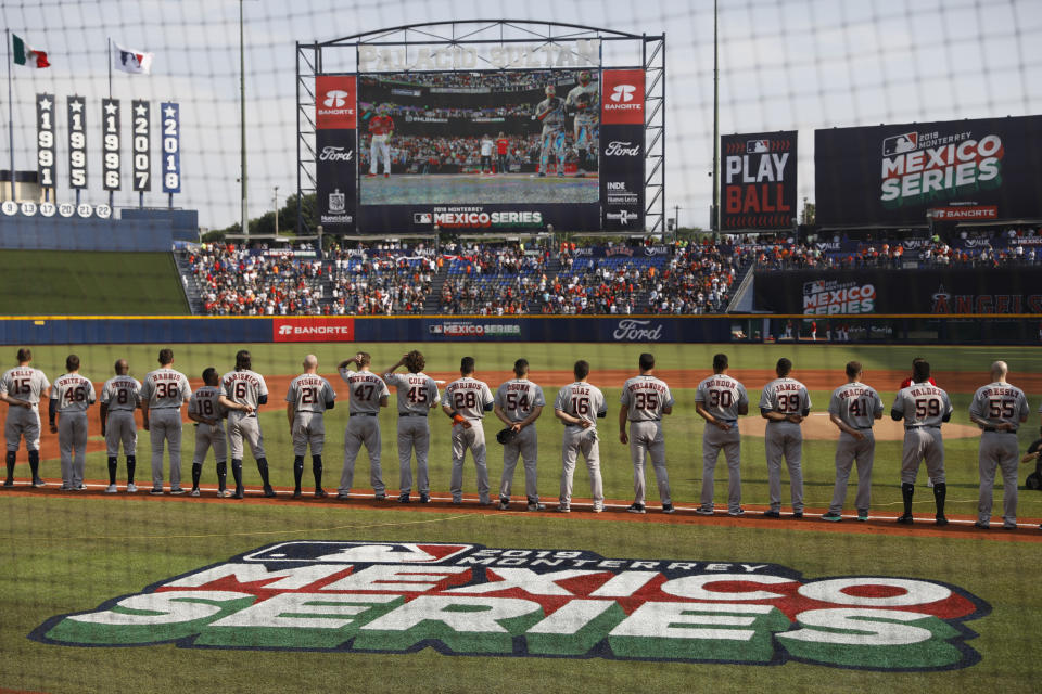 Los jugadores de los Astros de Houston durante la ceremonia de los himnos nacionales previo a un juego ante los Angelinos de Los Ángeles en Monterrey, México, el sábado 4 de mayo de 2019. (AP Foto/Rebecca Blackwell)