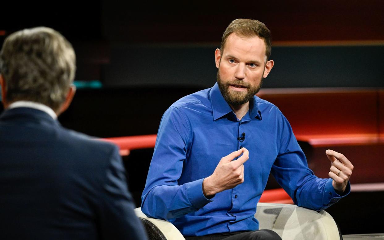 Bei "Markus Lanz" verteidgte sich "Letzte Generation"-Sprecher Theodor Schnarr: "Diese Proteste sind der Feueralarm, der uns mitten in der Nacht weckt." (Bild: ZDF / Markus Hertrich)