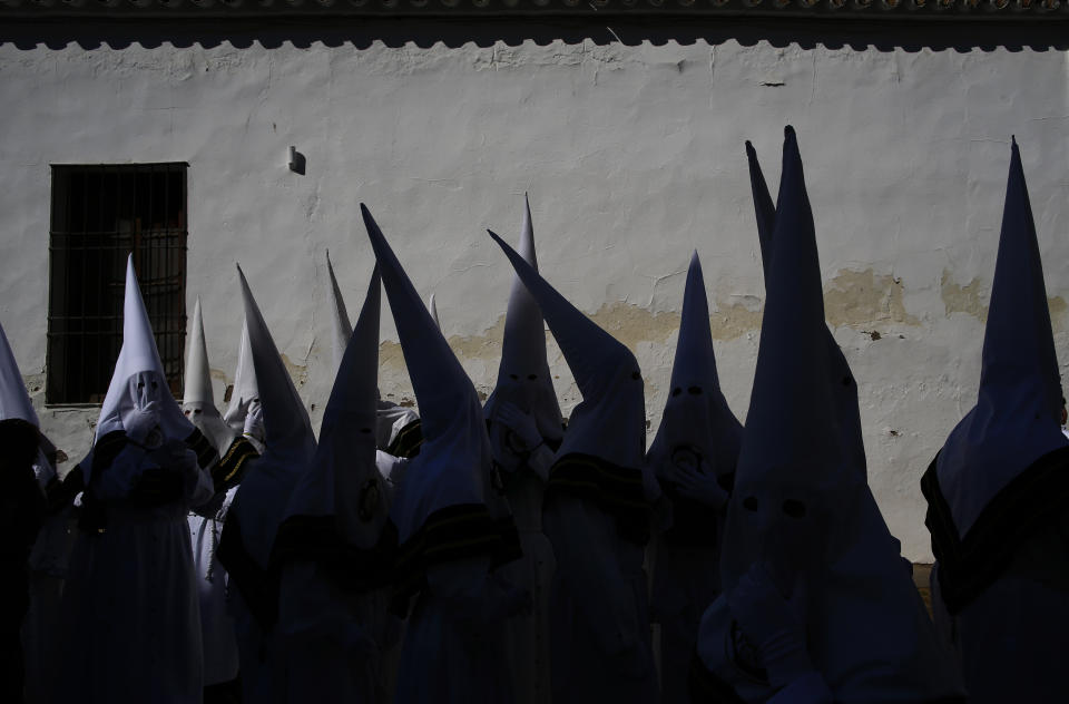 <p>Mitglieder der “La Paz”-Bruderschaft nehmen an einer Osterprozession im südspanischen Córdoba teil. In der heiligen Osterwoche finden in Spanien hunderte solcher Prozessionen statt. (Bild: AP Photo/Manu Fernandez) </p>