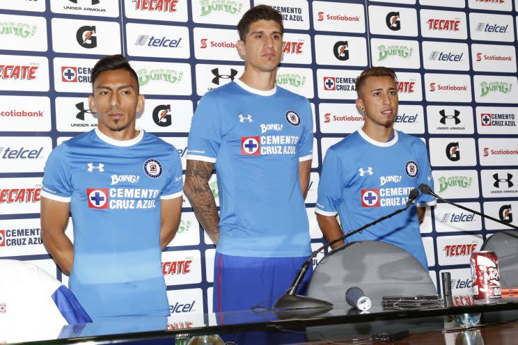 Ángel Mena, Gabriel Peñalba y Martín Rodríguez en su presentación como jugadores de Cruz Azul. / Foto: El Universal