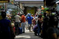 Des Vénézuéliens font des courses à un marché du quartier de Chacao, à Caracas, le 3 septembre 2020