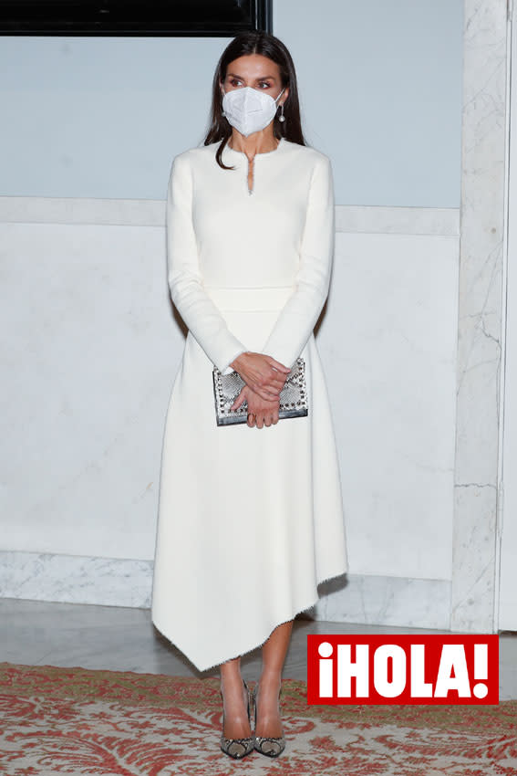 El vestido blanco ibicenco que agotó la reina Letizia puede volver