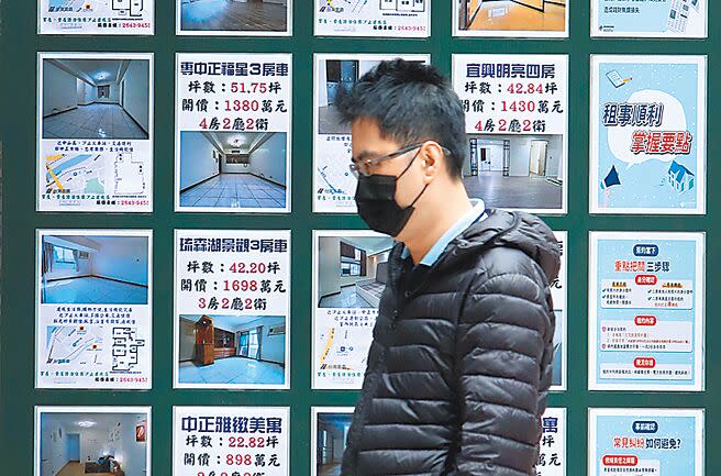 立法院預算中心指出，行政院推動「300億元中央擴大租金補貼專案計畫」，恐加重財務負擔。圖為民眾行經租屋看板廣告。（鄭任南攝）