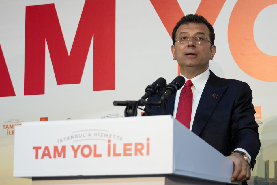 Ekrem Imamoglu, candidato a la alcaldía de Estambul por el Partido Popular Republicano, habla con la prensa en la sede de su partido el domingo 31 de marzo de 2024, en Estambul, Turquía. (AP Foto/Emrah Gurel)