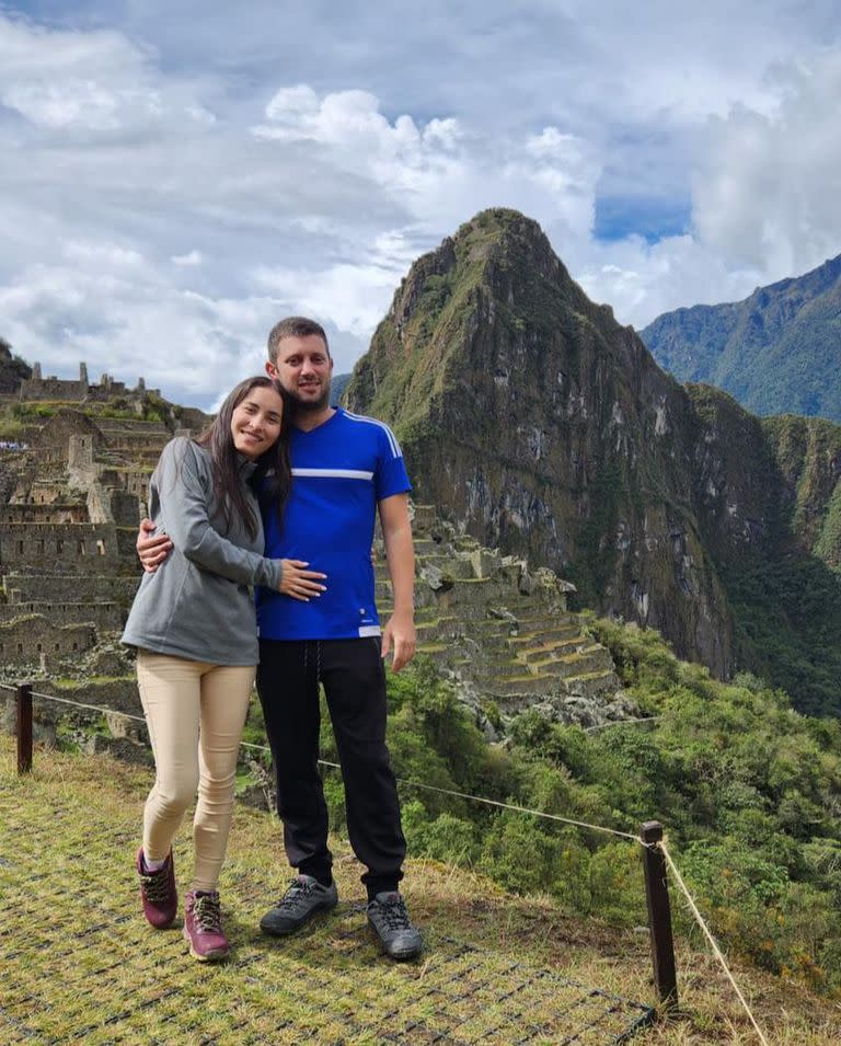 Nicolás Solimando, junto a su novia, Nayla Carabajal