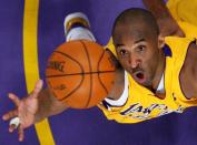 Imagen de archivo del exjugador de Los Ángeles Lakers Kobe Bryant durante un partido de la NBA contra Denver Nuggets en Los Ángeles, EEUU.