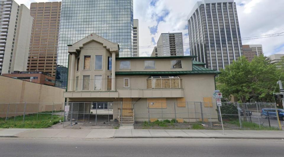 The city of Calgary announced on Tuesday that four abandoned buildings on 4 Avenue S.W. will be demolished to build a 33-storey tower.  