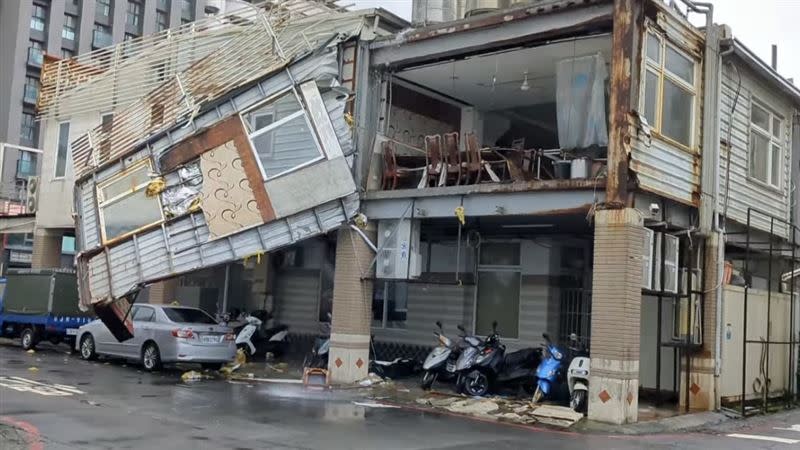 高雄美濃餐館整片外牆也被吹翻。（圖／翻攝自爆料公社二社）