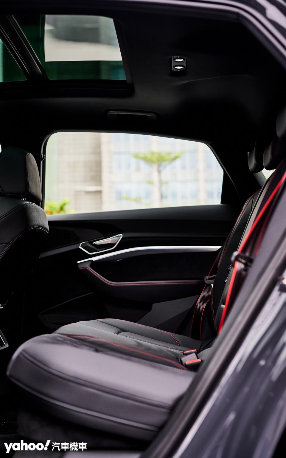 完全展現Q8 e-tron屬於中大型SUV級距的後排座椅開闊度舒適性，頭部、膝部空間基本不受到Sportback車型C柱曲線斜下的影響而有相當良好的乘坐感。