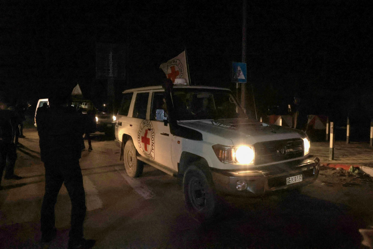 Guerre Israël-Hamas : huit otages libérés sont arrivés en Israël, dont des binationaux  (Photo des véhicules de la Croix Rouge récupérant les otages libérés par le Hamas le 30 novembre 2023) 