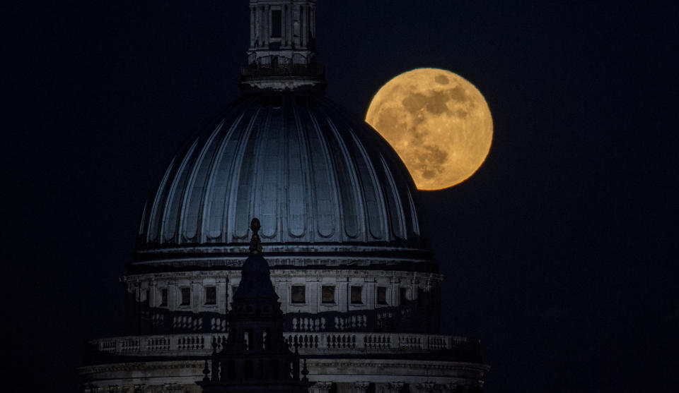 LONDON, UNITED KINGDOM - JANUARY 31: A supermoon rises behind St. Paul's Cathedral on January 31, 2018 in London, United Kingdom. The super blue blood moon is a rare combination of a supermoon, a blood moon and a blue moon all simultaneously occuring.  (Photo by Chris J Ratcliffe/Getty Images)