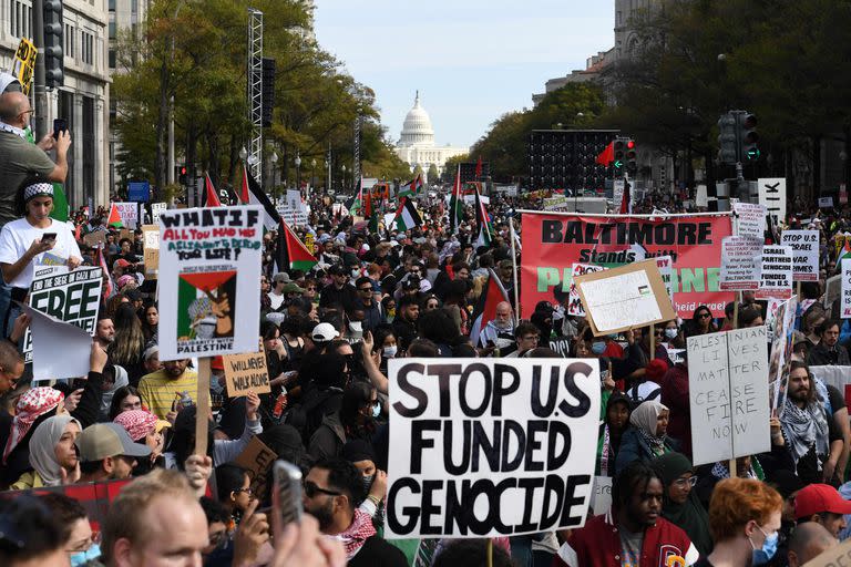 Con el Capitolio de los Estados Unidos al fondo, miles de manifestantes se concentran durante una manifestación pro-palestina en Freedom Plaza en Washington. (Photo by OLIVIER DOULIERY / AFP)