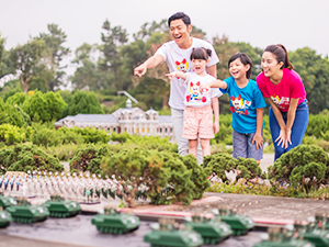 小人國最早是以微型樂園聞名，打造台灣與世界各國景觀模型，讓大人小孩體驗當格列佛的感受！後來更逐漸發展成全方為的親子遊樂園。圖：翻攝自小人國官網