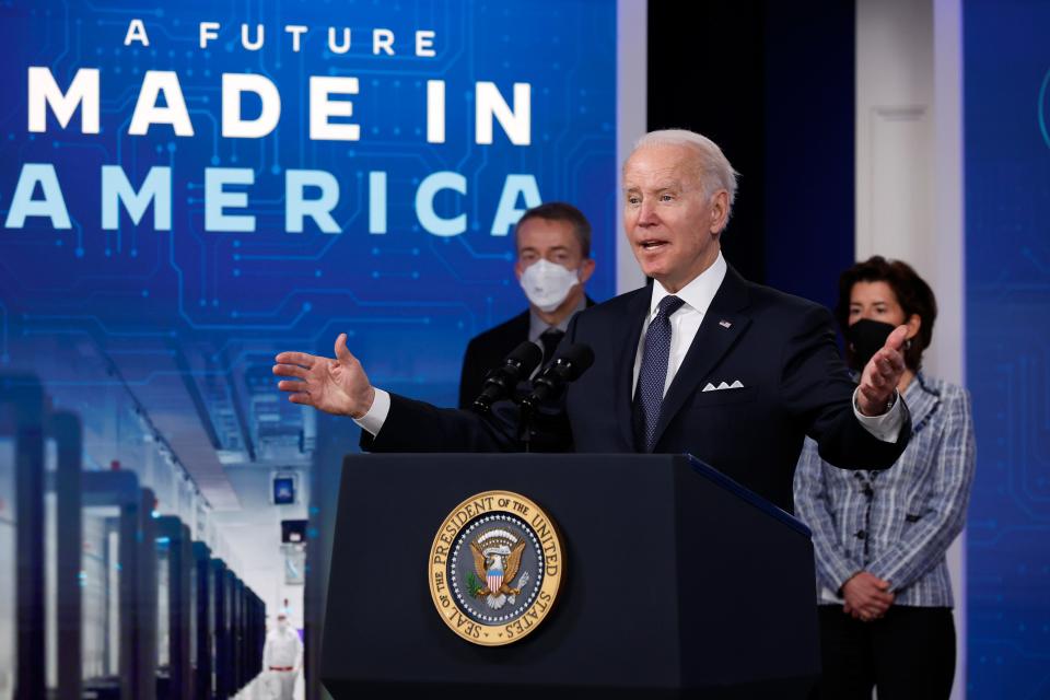 JANUARY 21: U.S. President Joe Biden (C) is joined by Commerce Secretary Gina Raimondo (R) and Intel CEO Patrick Gelsinger to announce that Intel will spend $20 billion to build the world's biggest chipmaking hub in Ohio in the South Court Auditorium of the Eisenhower Executive Office Building on January 21, 2022 in Washington, DC.