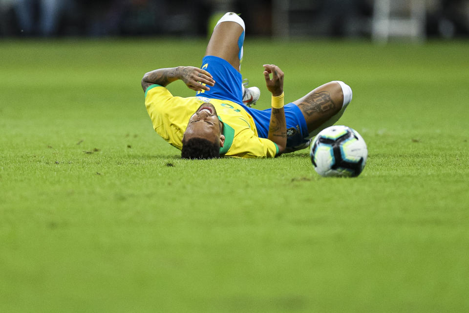 BRASILIA, BRAZIL - JUNE 05: Neymar Jr of Brazil reacts after an injury reacts during the International Friendly Match between Brazil and Qatar at Mane Garrincha Stadium on June 5, 2019 in Brasilia, Brazil. (Photo by Buda Mendes/Getty Images)