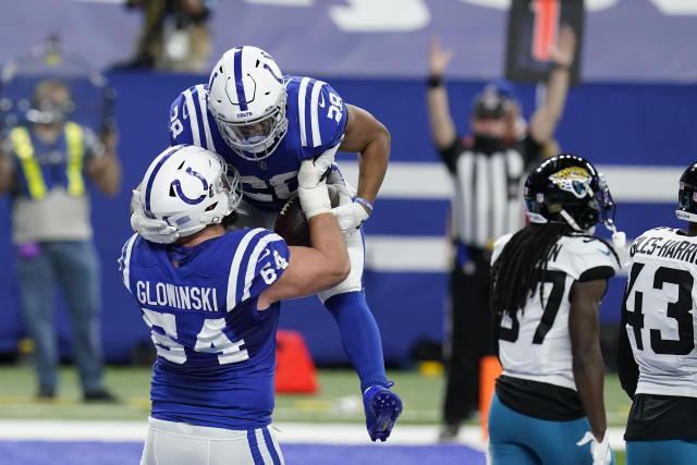 Taylor-made day sends Colts past Jags, back into playoffs