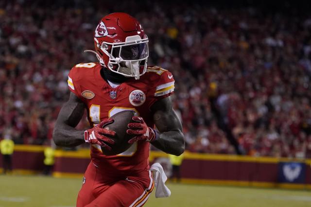 Chiefs nip Broncos thanks to big defensive touchdown