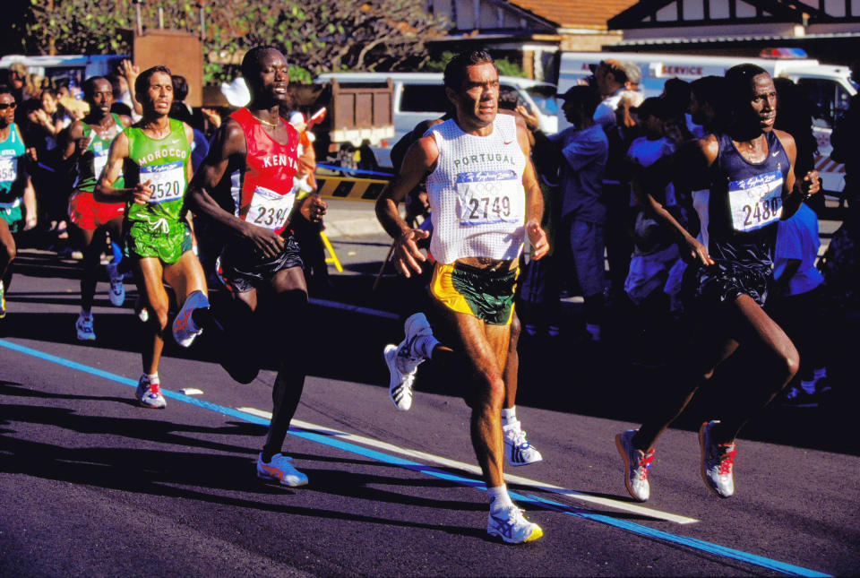 El corredor portugués Domingos Castro (2749)  fue uno de los atletas en estrenar la primera camiseta de poliérter reciclado en el maratón de los Juegos Olímpicos de Sídney de 2000.( Michael Steele /Allsport)