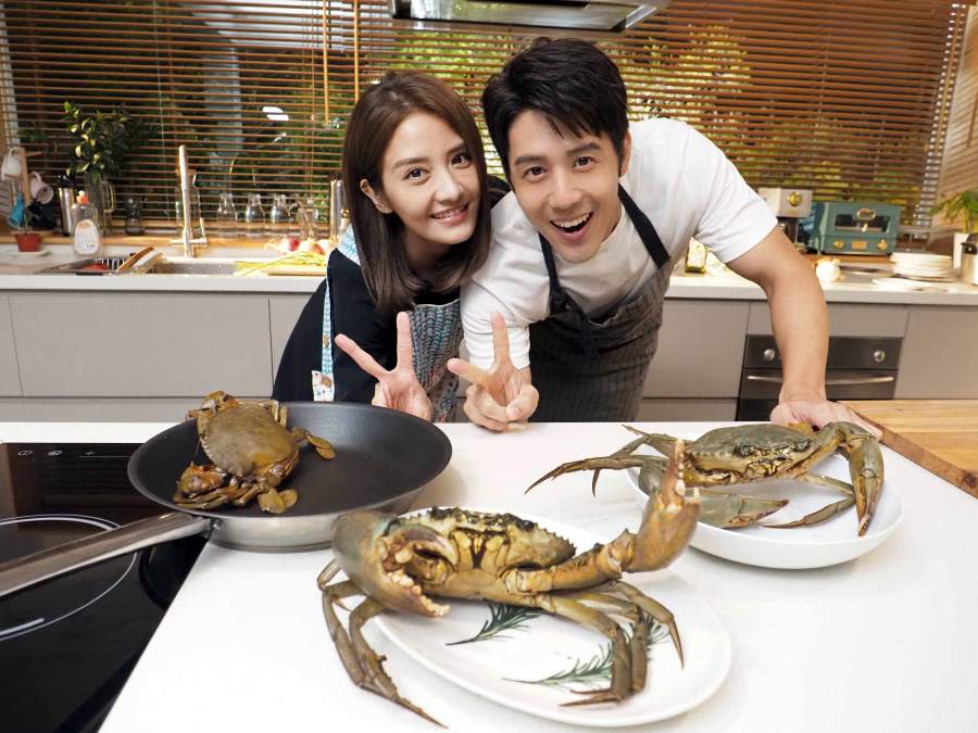 胡宇威在MV中徒手抓螃蟹。（圖／福茂唱片提供）
