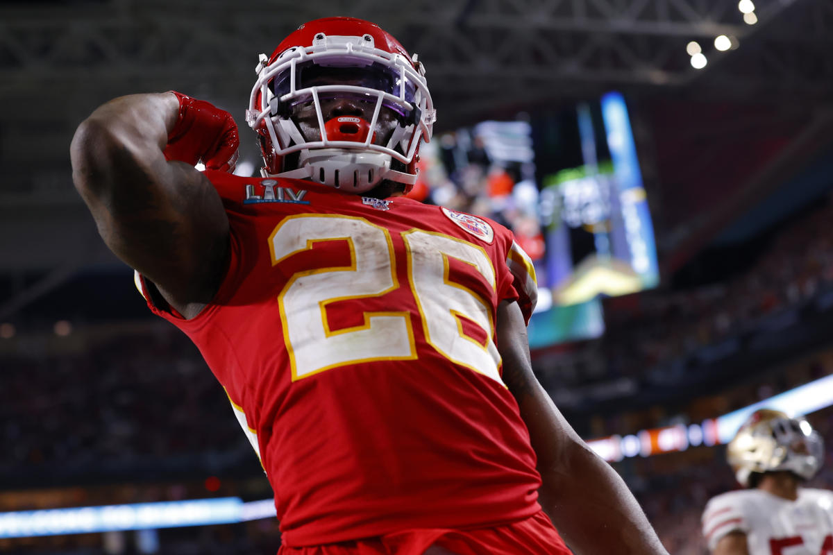 Damien Williams, Raheem Mostert swap jerseys after Chiefs' Super