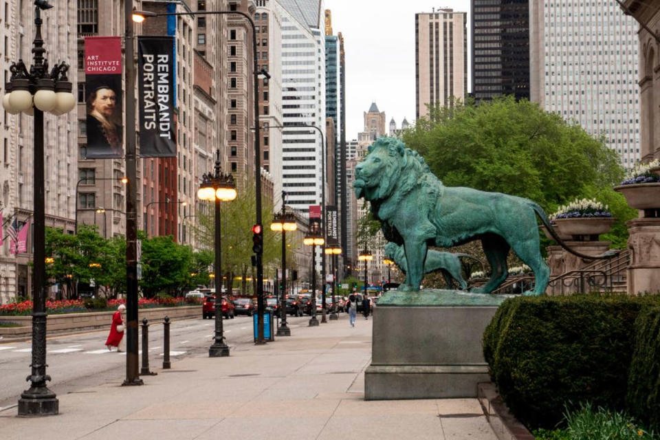 Lions of the Art Institute of Chicago look out over Michigan Avenue, Chicago, Illinois (Education Images / Education Images/Universal Image)