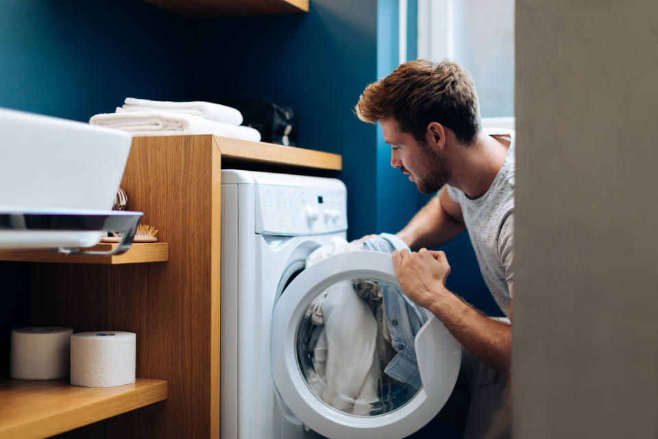 Para ahorrar energía a la hora de poner la lavadora, hazlo siempre a carga completa, en programa corto y con el agua fría. Además, puedes utilizar detergentes ecológicos que no dañan el medio ambiente. (Foto: Getty Images).