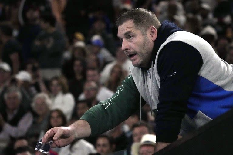 Desde el equipo de Novak Djokovic le acercaron una medicación antes de que le llegara la botella en el partido frente a Dimitrov en el Australian Open. 