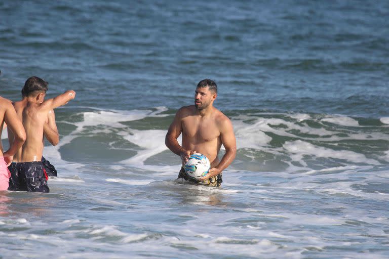 Agüero con su amiga inseparable: la pelota