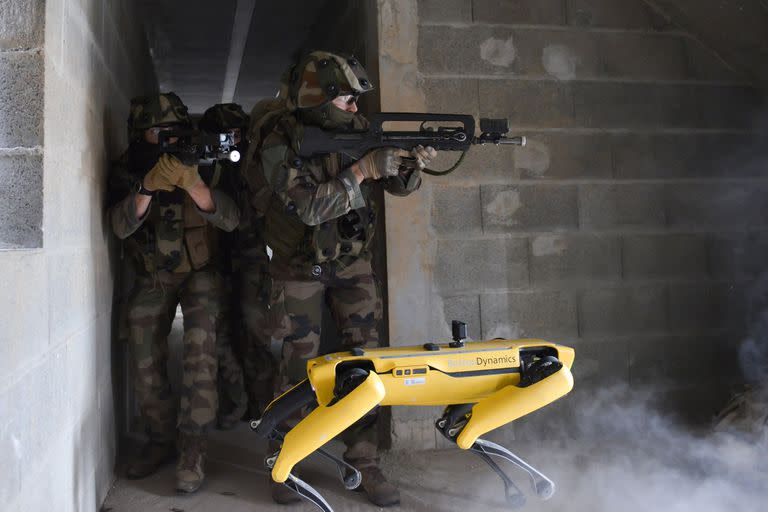 La escuela militar francesa Saint-Cyr Coëtquidan probó sumar perros robot Spot de Boston Dynamics a sus entrenamientos