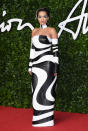 Schon alleine ihre Coolness lässt einen frösteln – von Outfit und Make-up ganz zu schweigen! Rita Ora trug ein atemberaubend sitzendes Monochrome-Kleid von 16Arlington, dazu asymmetrisch gestylten Eyeliner in sattem Türkis, zum Teil bis über die Brauen gezogen. Ein absoluter Hammer-Look! (Bild: Getty Images)