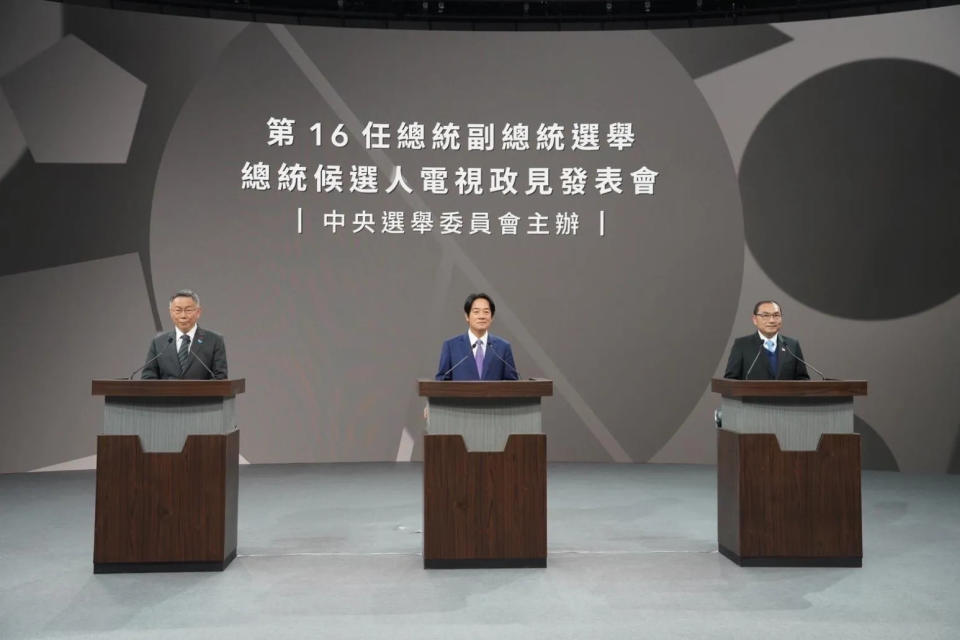 游盈隆分析三名總統候選人在總統政見會的表現。（圖／台灣民眾黨提供）