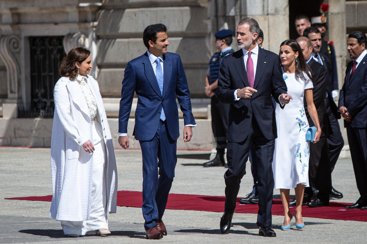 Los reyes de España, Felipe VI y Letizia, dieron este martes la bienvenida oficial al país al emir de Catar, Tamim bin Hamad Al Thani, y a su esposa, Jawaher Bint Hamad Bin Suhaim Al Thani en Madrid. (Photo by Paolo Blocco/WireImage)