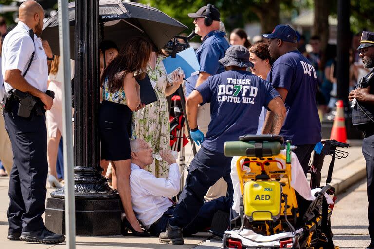 Un hombre es atendido tras desmayarse por el calor frente al Tribunal Supremo mientras gran parte del noreste experimenta una ola de calor el 20 de junio de 2024 en Washington, DC.