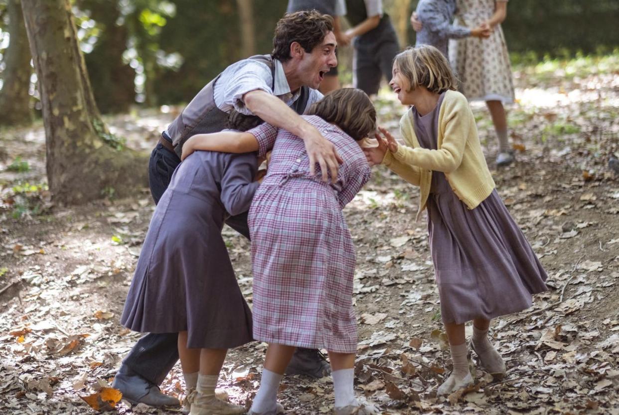 Escena de 'El maestro que prometió el mar', de Patricia Font. <a href="https://www.filmax.com/distribucion/el-maestro-que-prometio-el-mar.263/fotografias" rel="nofollow noopener" target="_blank" data-ylk="slk:Filmax;elm:context_link;itc:0;sec:content-canvas" class="link ">Filmax</a>