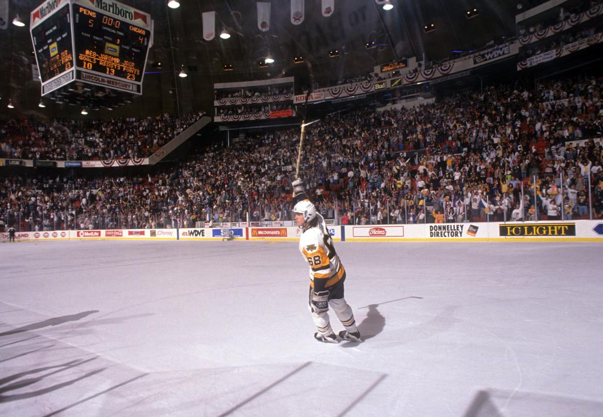 Jágr salutes fans after Game 1 of the 1992 Stanley Cup Finals. (B Bennett/Getty Images) 