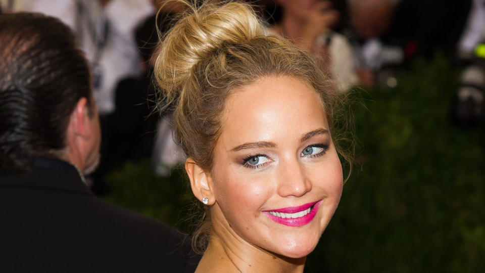 Jennifer Lawrence trumpfte mit einem Dutt bei der Met-Gala auf