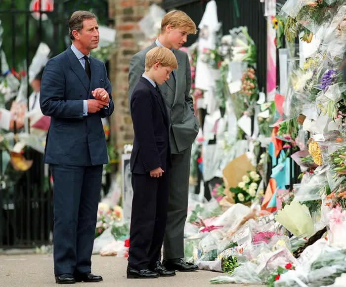 Los príncipes Guillermo y Harry con su padre en el último adiós a Diana de Gales