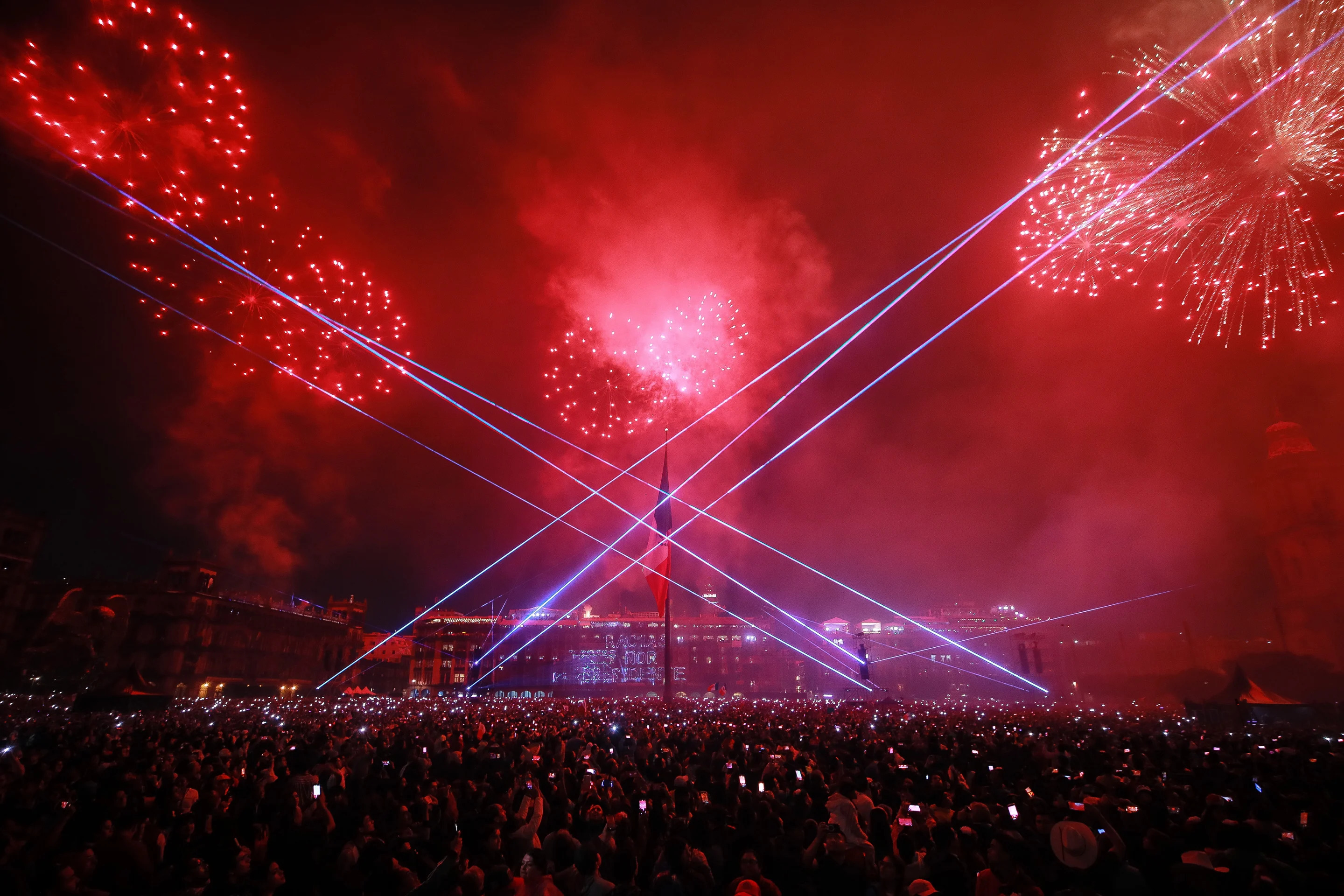 Fuegos artificiales explotan durante la celebración del Grito de Independencia. El evento también conocido como 'El Grito de Dolores' tuvo lugar en la madrugada del 16 de septiembre de 1810 en Dolores, Guanajuato, cuando el sacerdote católico Miguel Hidalgo llamó a las armas a la gente del pueblo. Cada año, los mexicanos recuerdan el evento una noche antes, el 15 de septiembre, con el tradicional 'Grito de Independencia'.  (Manuel Velasquez/Getty Images)