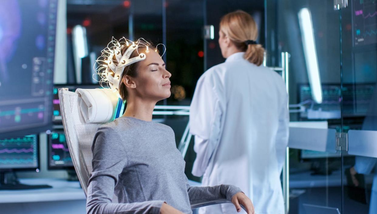 shutterstock <a href="https://www.shutterstock.com/es/image-photo/woman-wearing-brainwave-scanning-headset-sits-1036798309" rel="nofollow noopener" target="_blank" data-ylk="slk:Gorodenkoff/Shutterstock;elm:context_link;itc:0;sec:content-canvas" class="link ">Gorodenkoff/Shutterstock</a>