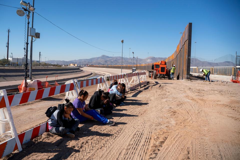 Migrantes salvadoreños esperando que llegue un transporte tras entregarse a la Patrulla Fronteriza de Estados Unidos cerca de la valla fronteriza en construcción en El Paso, Texas, el 19 de marzo de 2019. (Foto: PAUL RATJE/AFP/Getty Images)